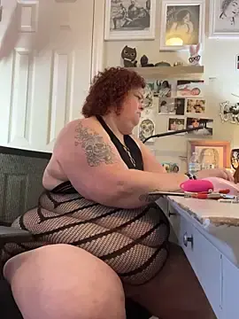 MsStrawbooty  live sex cam