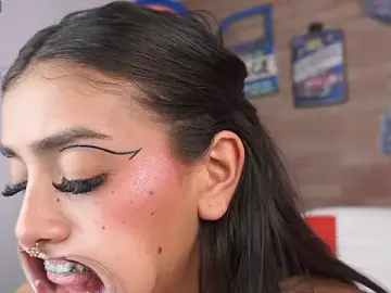 Miss_collins  live sex cam