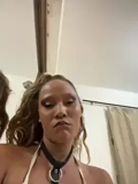 Badgalluna  live sex cam