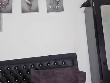 Kriixtybrown  live sex cam