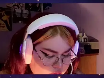 Straberryftgirl  live sex cam