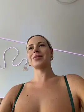 Streetdoll  live sex cam