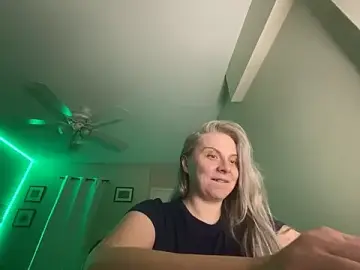 HappyIva  live sex cam