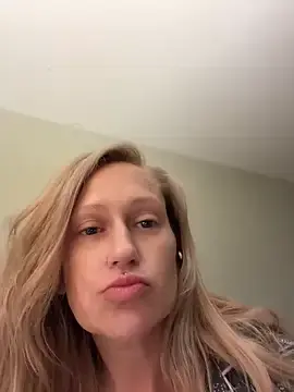 Jennymakesitrain  live sex cam