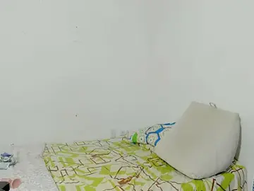 Naive_natty10  live sex cam