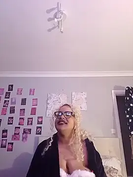 Ravenmilf  live sex cam