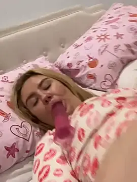 MaddyCherryX  live sex cam