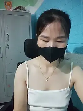 Donatella28  live sex cam