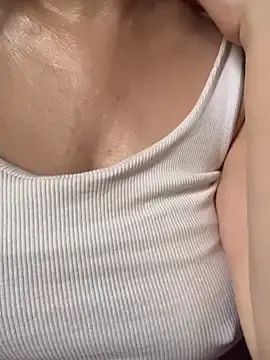 TriumphLove  live sex cam