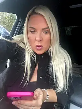 Bustyblondebabe32  live sex cam