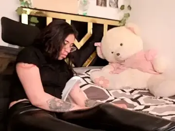 Lucywhite13  live sex cam