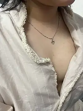 Ellie18  live sex cam