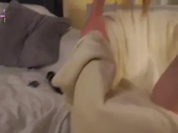 BlondellBolio  live sex cam