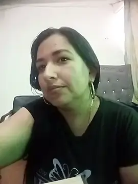Rossiteylor  live sex cam