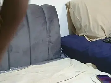 Sluttylaura21  live sex cam