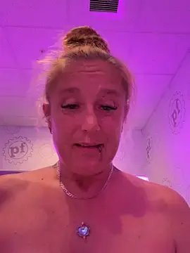Kourtney5  live sex cam