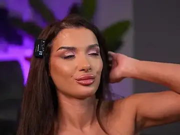 NaughtyChloeee  live sex cam