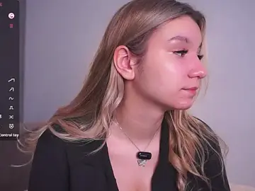 BrynnHolverson  live sex cam