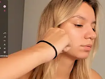 BrynnHolverson  live sex cam