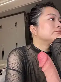 Mo-mo-69  live sex cam