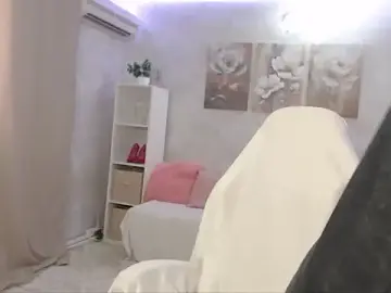 EmmyMills  live sex cam