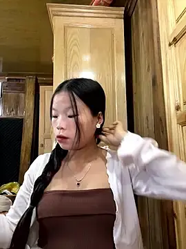 Heni-a  live sex cam