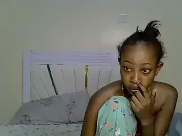 PetiteNoirrr  live sex cam
