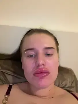 Yourhornyslut  live sex cam