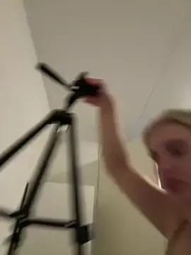 Yourhornyslut  live sex cam