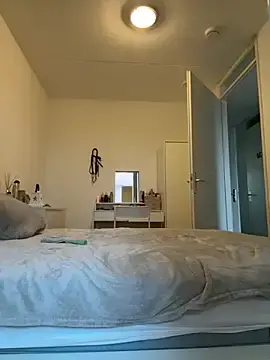 Yourhornyslut  live sex cam