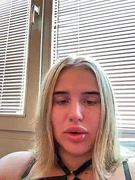 Yourhornyslut  live sex cam