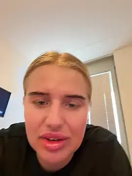 Yourhornyslut  live sex cam