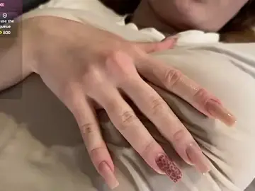 Bellapiper  live sex cam