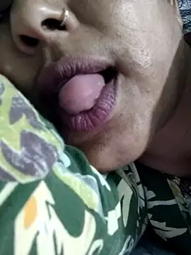 Piya-Naughty  live sex cam