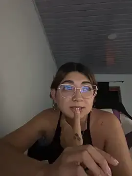 Esteni  live sex cam
