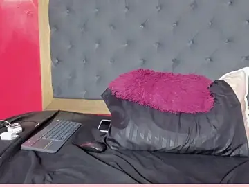 YayaHilton  live sex cam