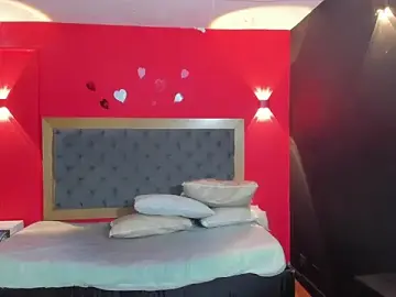 YayaHilton  live sex cam