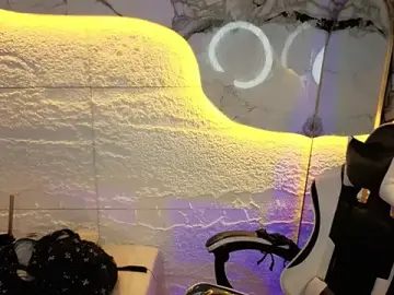 Paulette_v  live sex cam