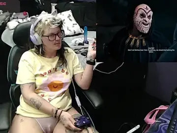 Oddywithabody  live sex cam