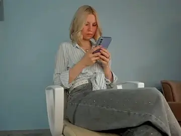 SueTomlison  live sex cam
