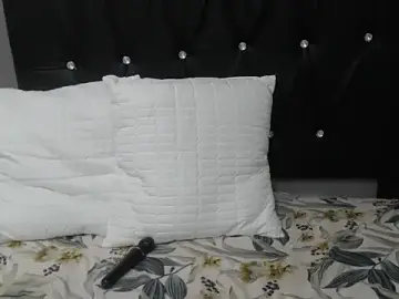 BrownyRedLipz  live sex cam