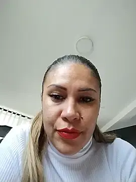 KittyHoleshot87  live sex cam