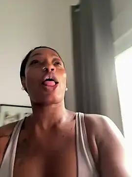 Browniee777  live sex cam