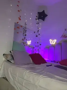 AlisonHoot69  live sex cam