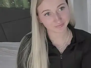 HollyTailors  live sex cam