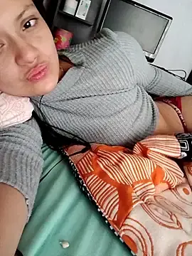 Julieta32  live sex cam