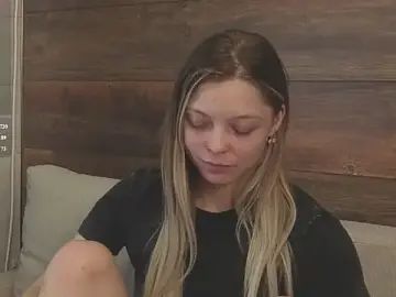 EmilieLong  live sex cam