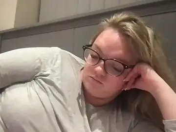 Honeyyy24  live sex cam