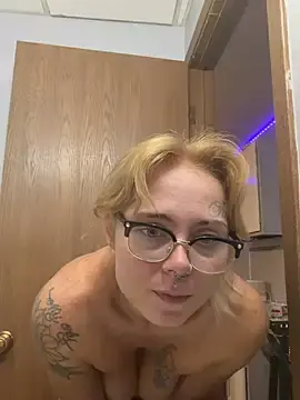 Skinnyvan1lla  live sex cam