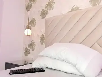 Luna-Kiss  live sex cam